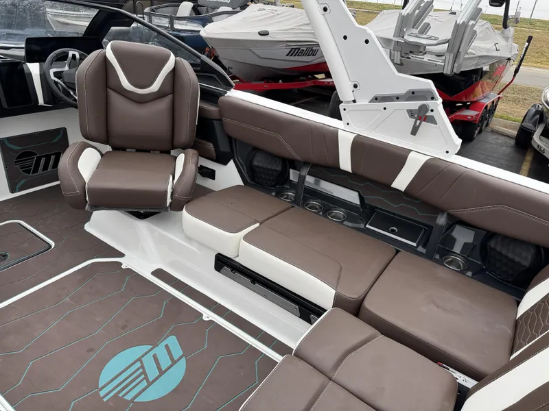 2025 Malibu 23 MXZ