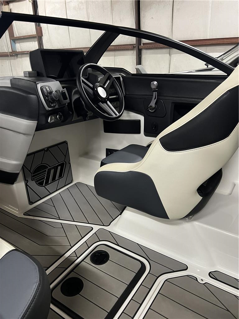 2018 Malibu 23LSV Icon