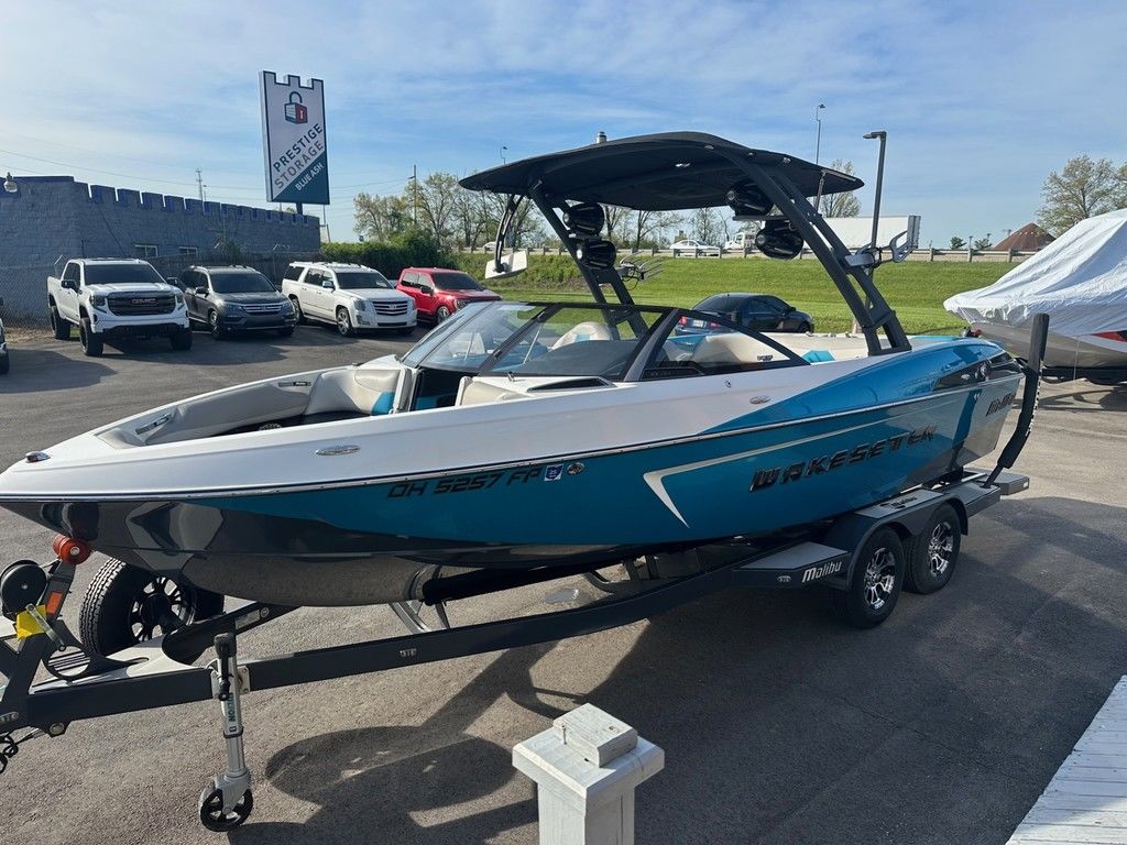 2016 Malibu Boats 23 LSV