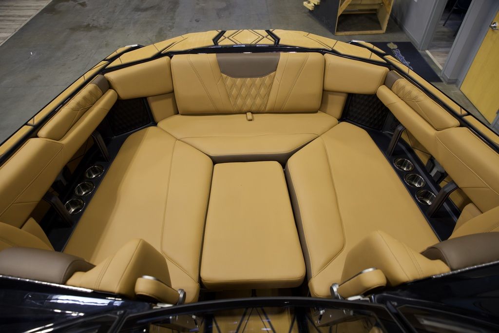 2025 Malibu Boats M242