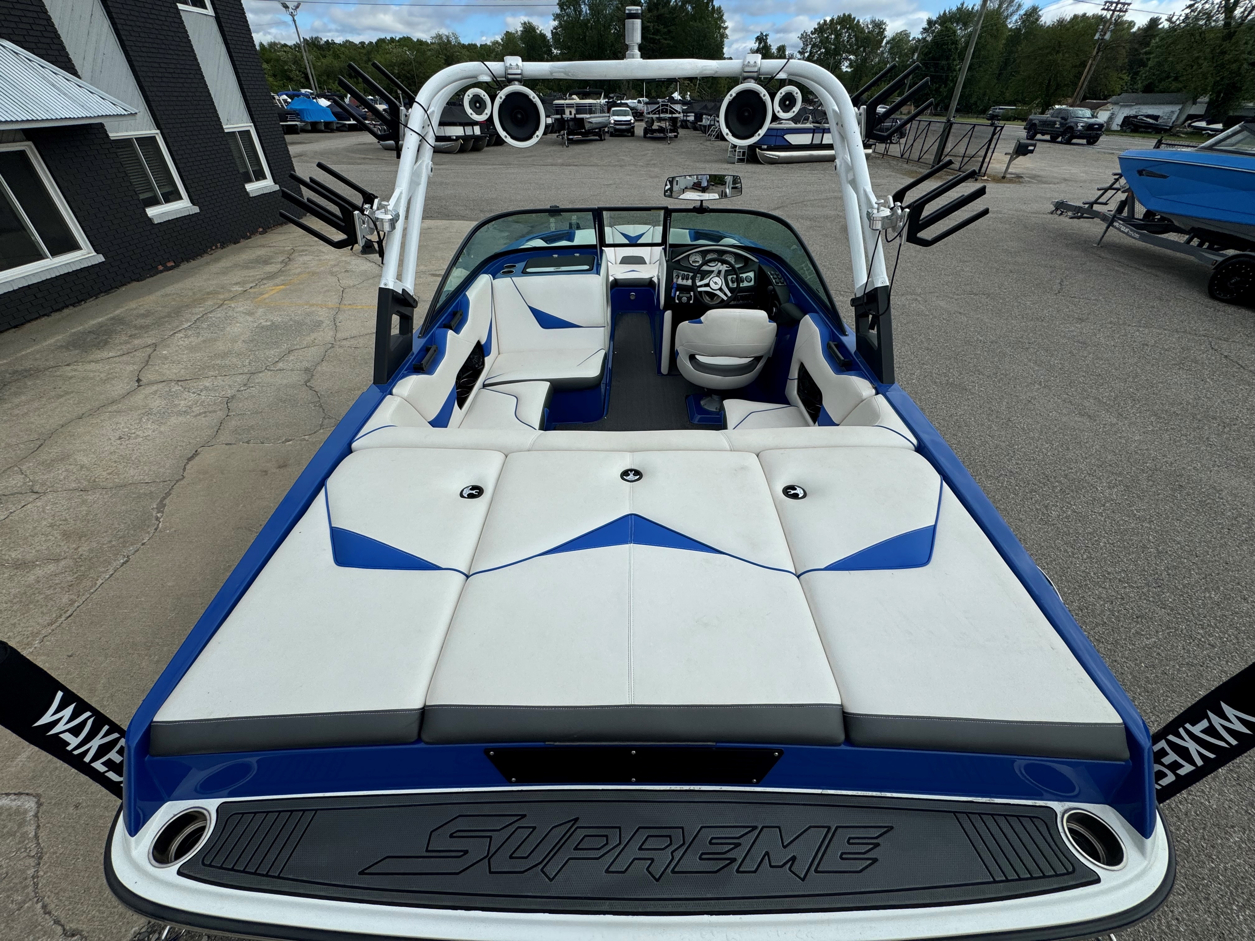 2016 SUPREME S211 