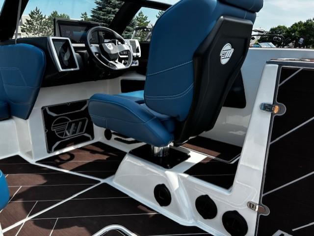 2022 Malibu 25 LSV – LT4, GX Tower, Thruster *Flash Sale*