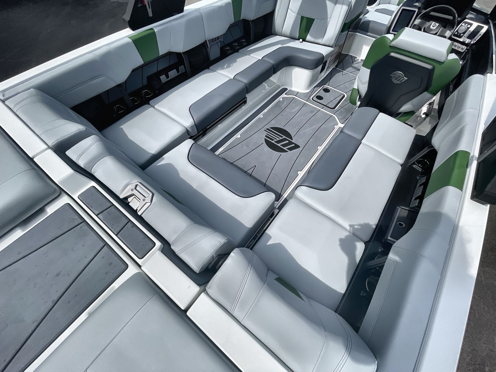 2023 Malibu 23 LSV