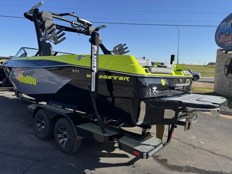 2025 Malibu 23 LSV