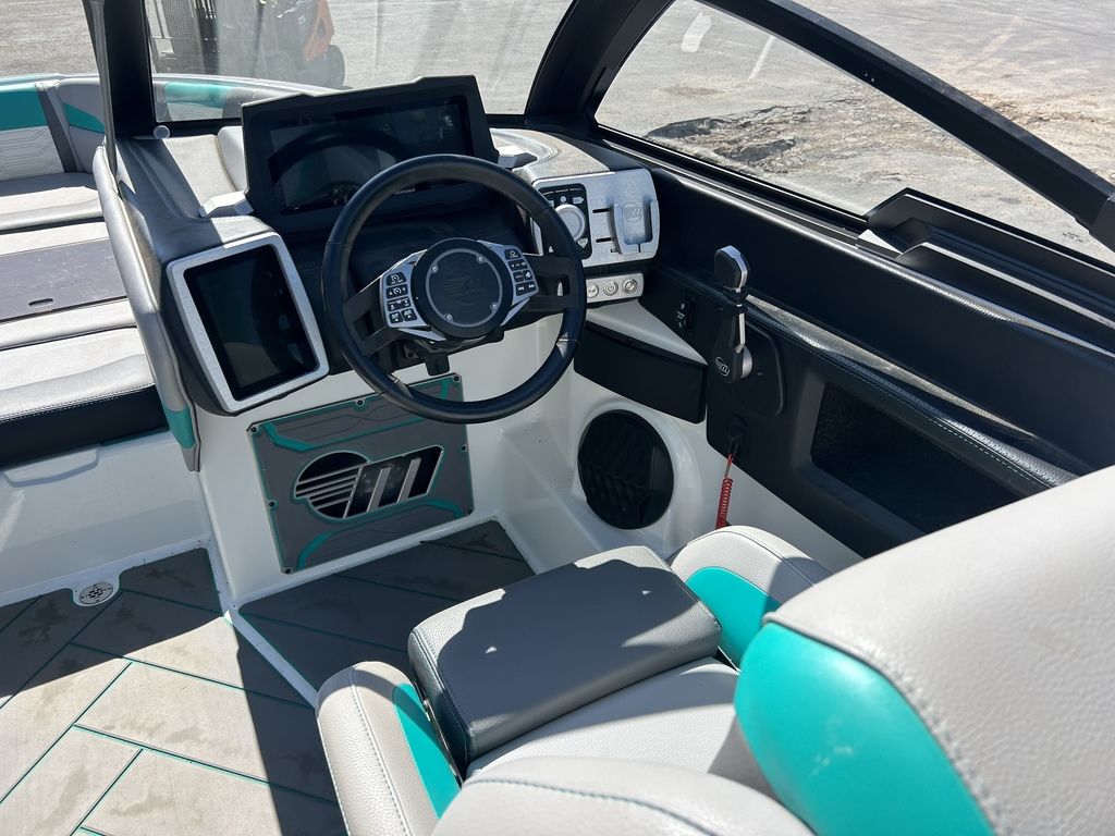 2022 Malibu Boats 25 LSV
