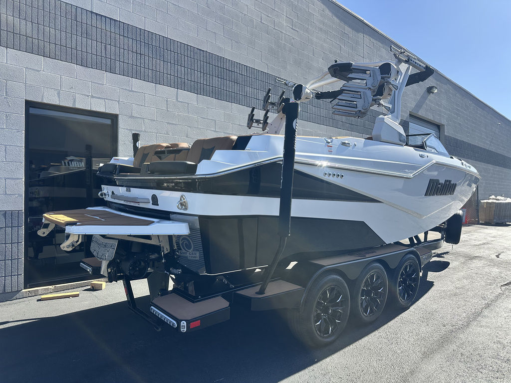 2025 Malibu Boats M242