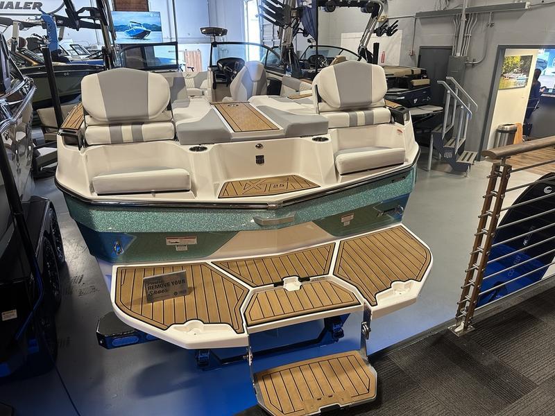 New 2024 MasterCraft XT25