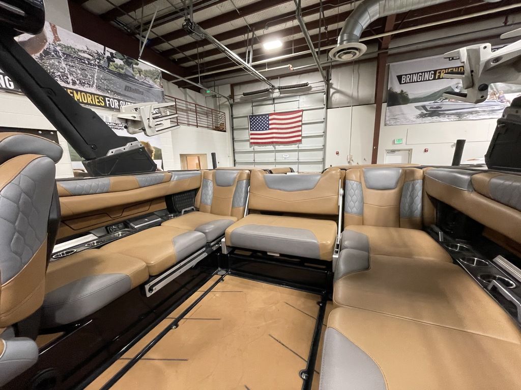 2021 Malibu Boats M220