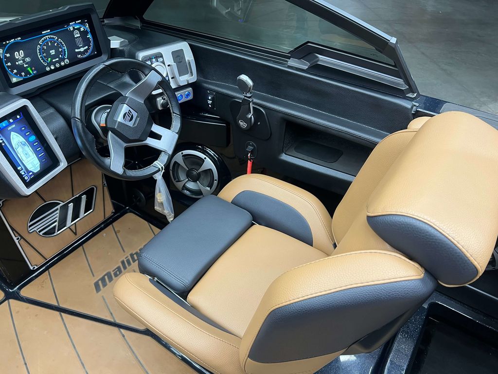 2021 Malibu Boats LSV