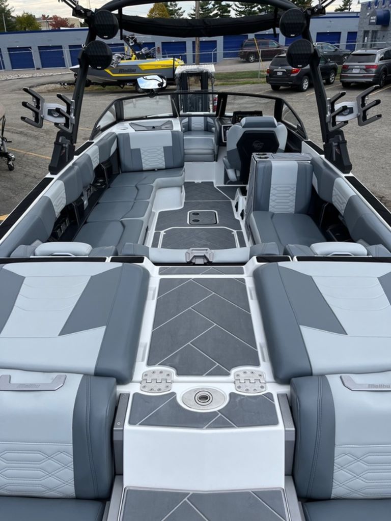 2023 Malibu Boats 25 LSV