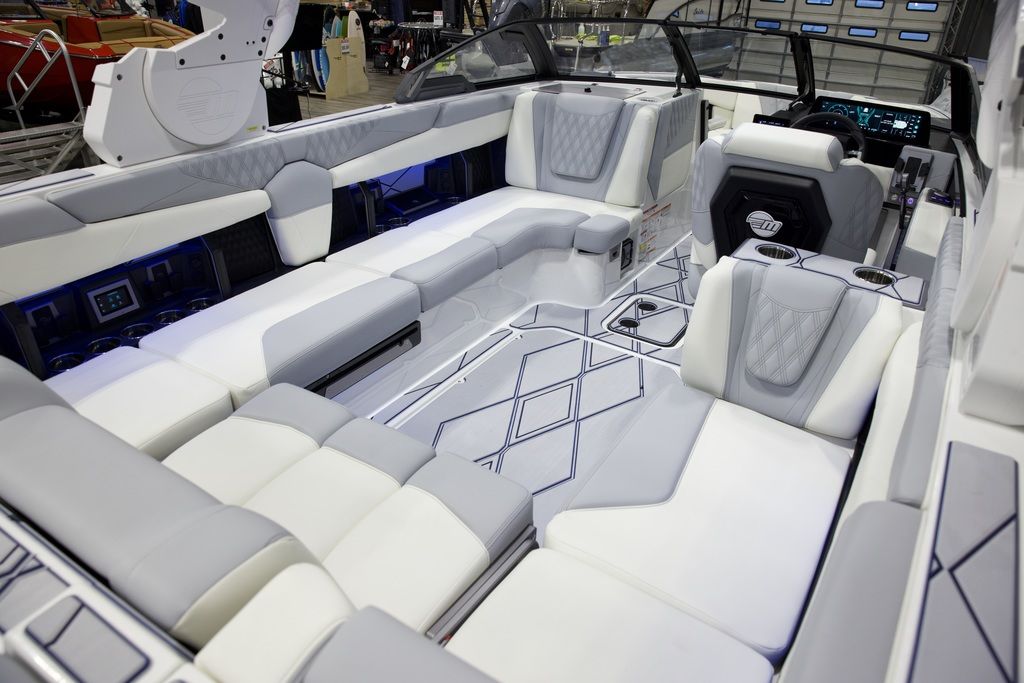 2025 Malibu Boats M242