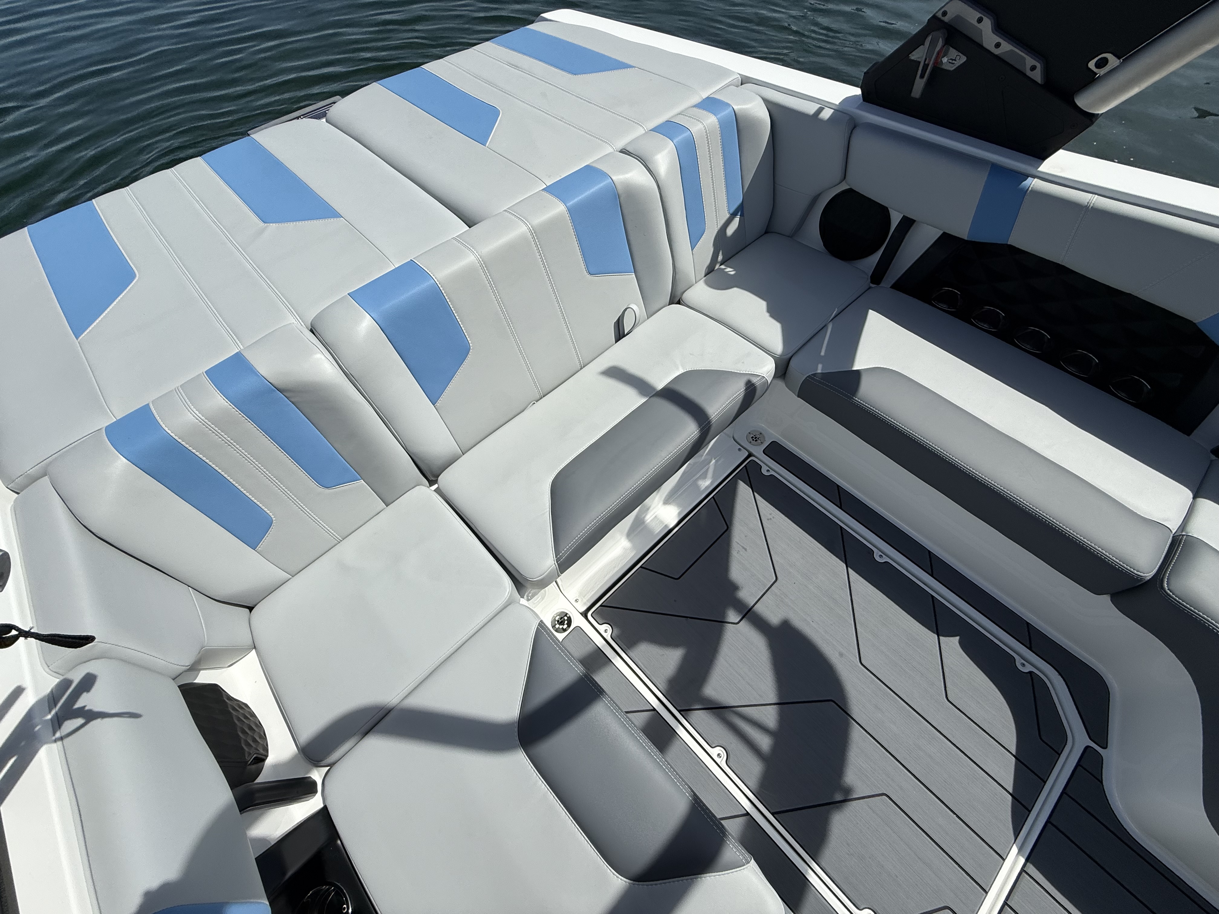 2025 Malibu 21 LX