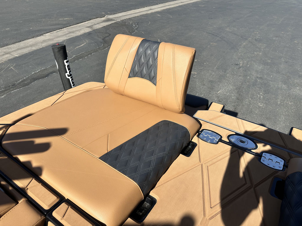 2025 Malibu Boats M242