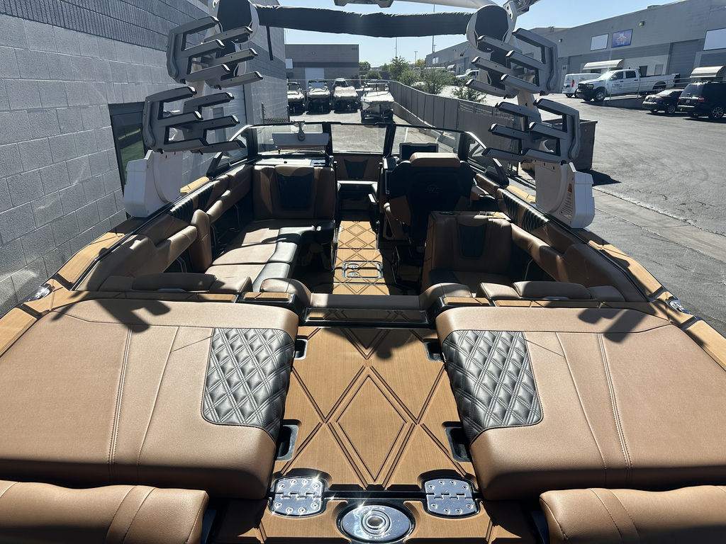 2025 Malibu Boats M242