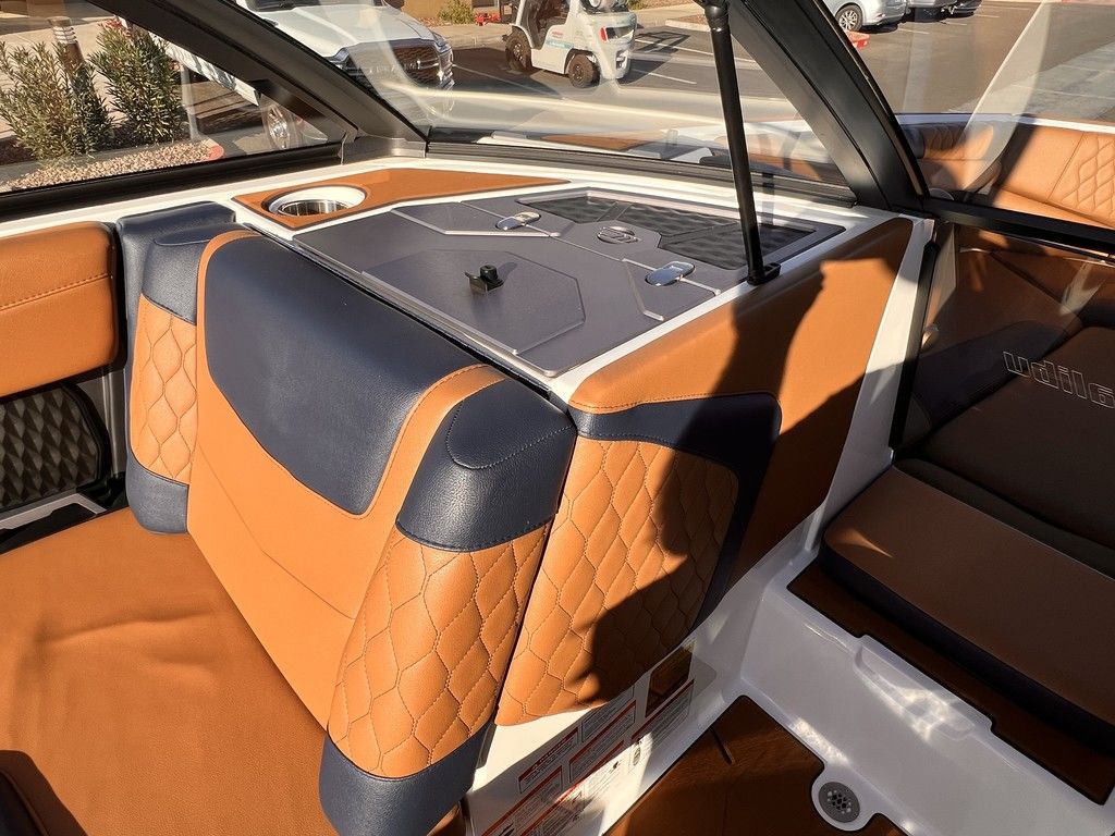 2023 Malibu Boats M220