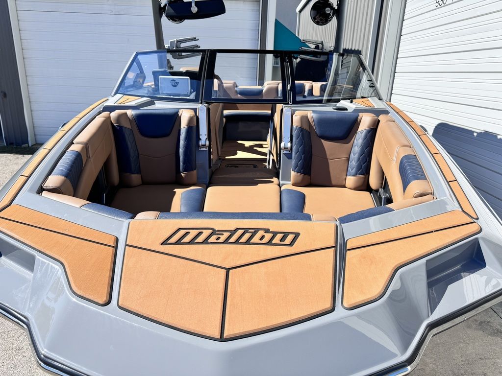 2021 Malibu Boats M220