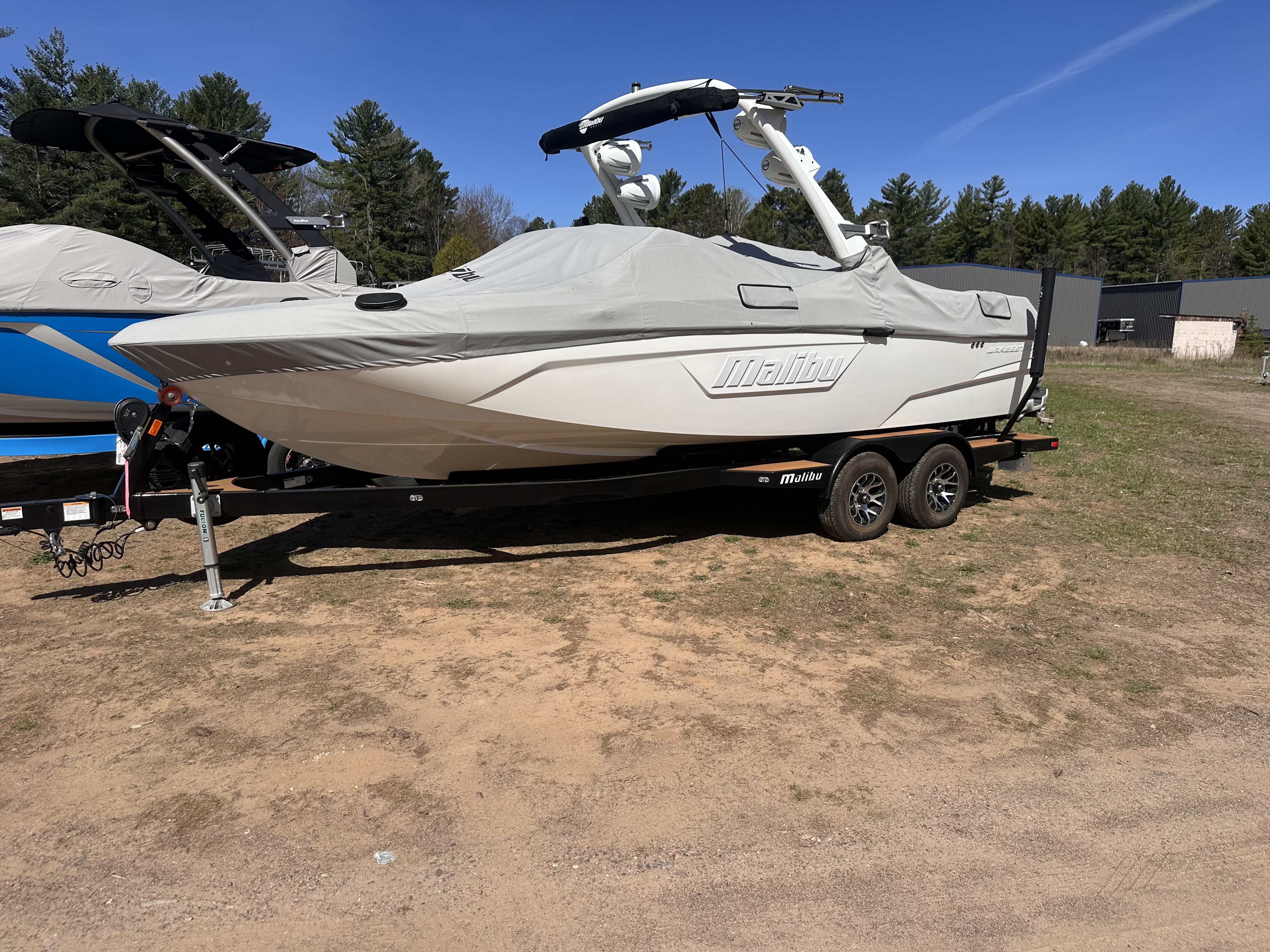 2021 Malibu 23 LSV M6Di Icon