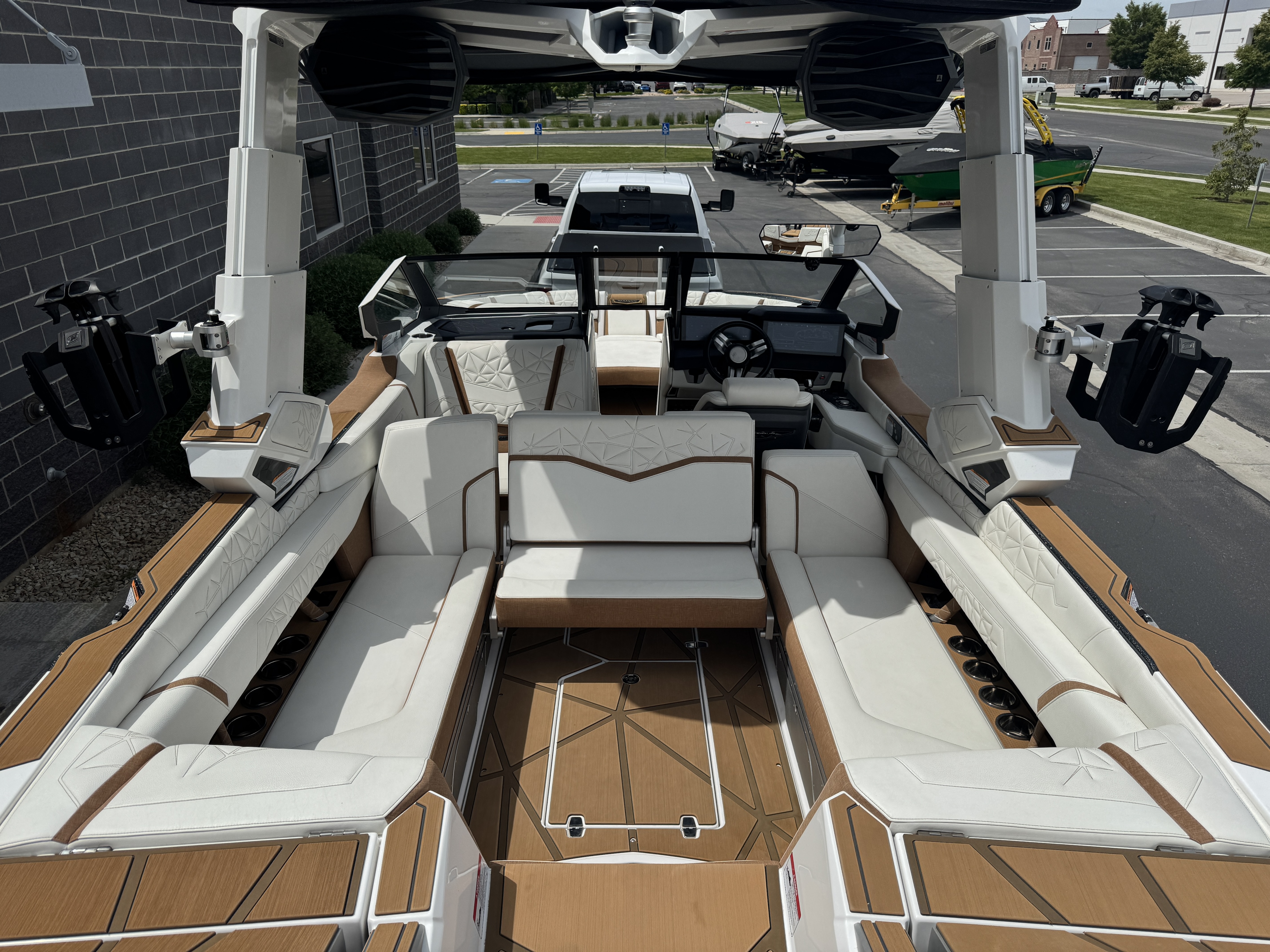 2025 Nautique G25 Paragon Low hours - Loaded - Liquid lumens 