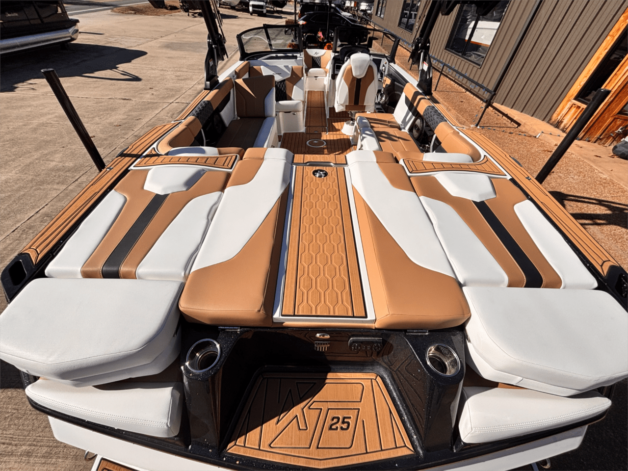New 2024 MasterCraft XT25