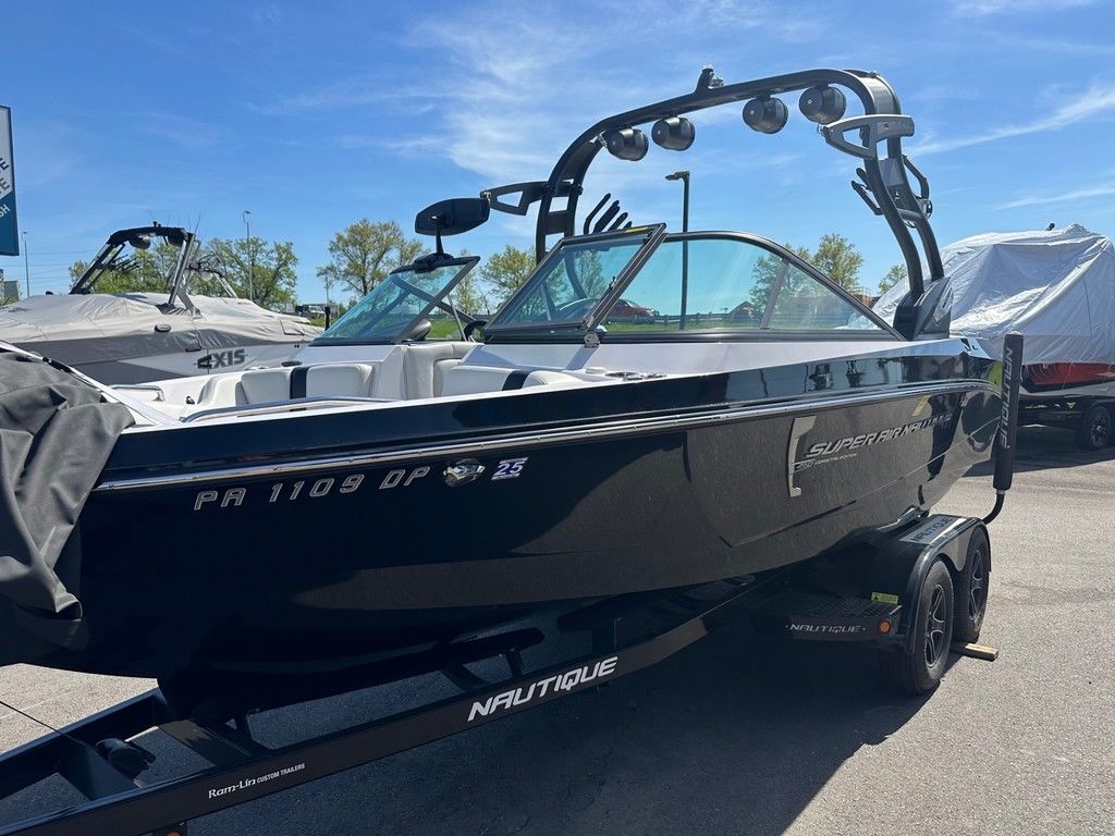 2015 Nautique 210