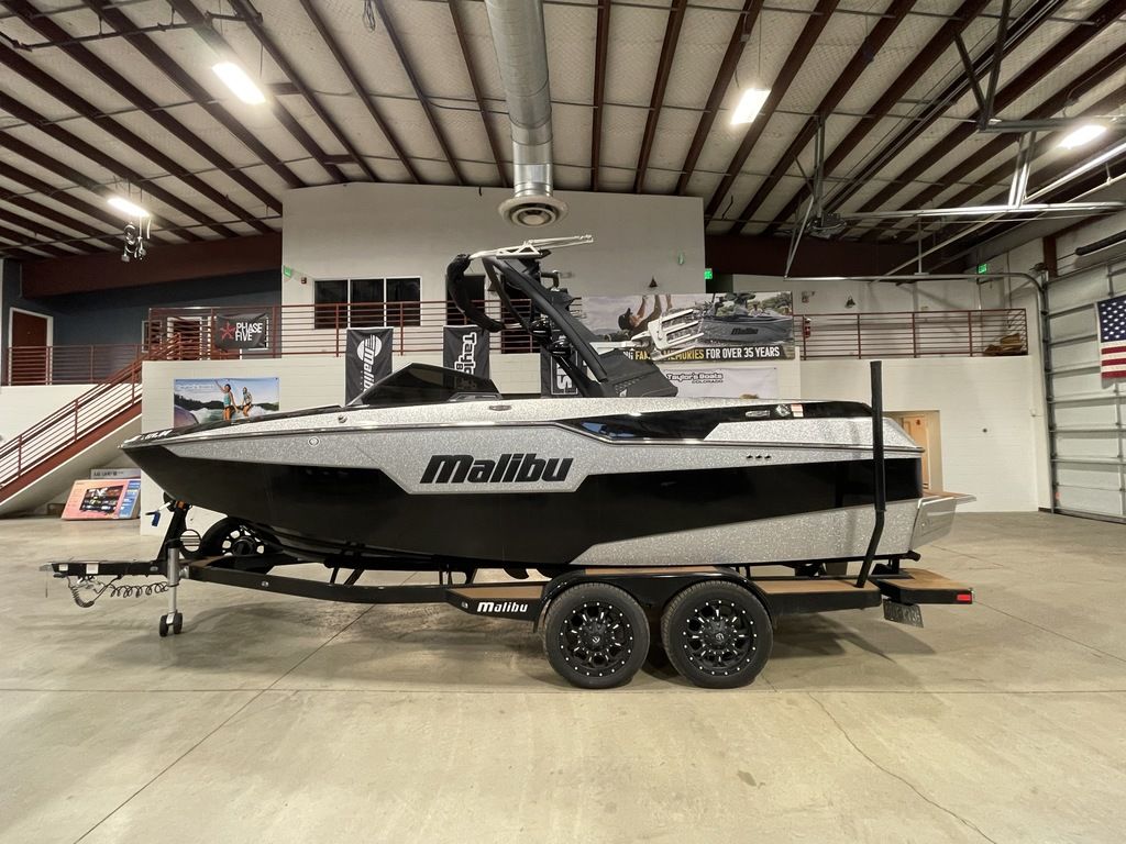 2021 Malibu Boats M220