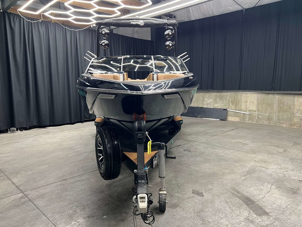 2021 Malibu Boats LSV