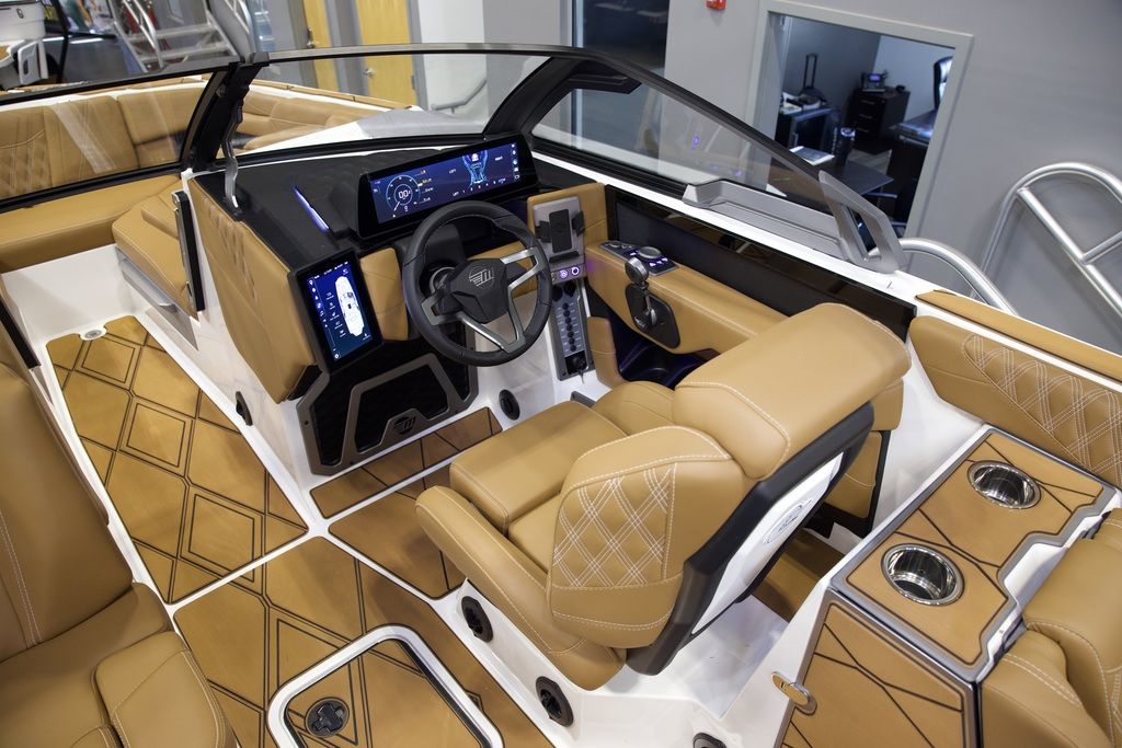2025 Malibu Boats M242