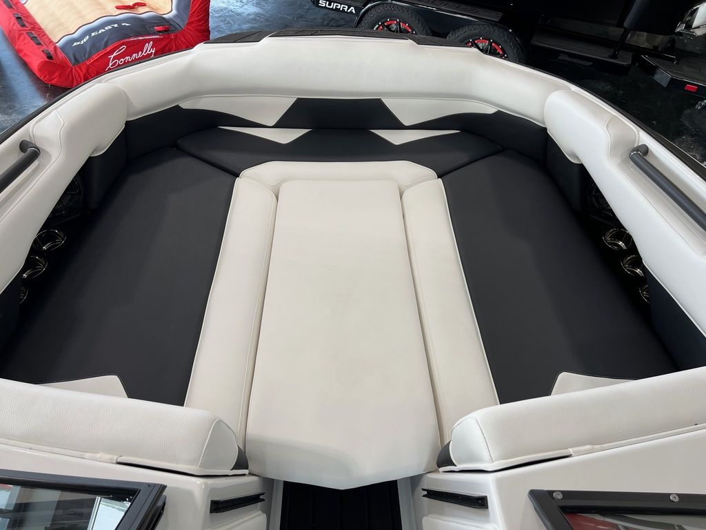 2025 MOOMBA MAKAI