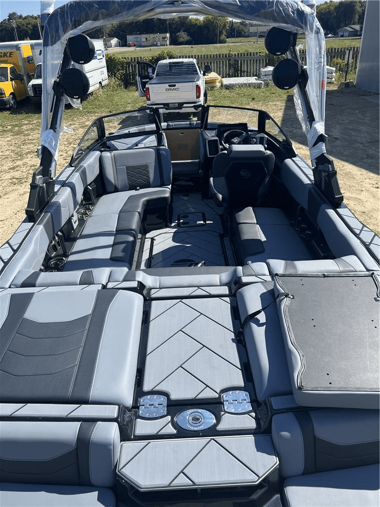 NEW 2024 MALIBU 23 LSV WAKESETTER w/ M6DI (DH) and TRAILER