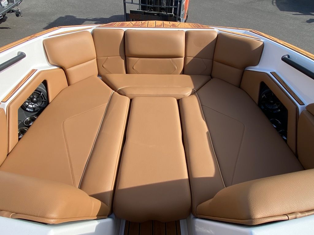 2025 MOOMBA TYKON