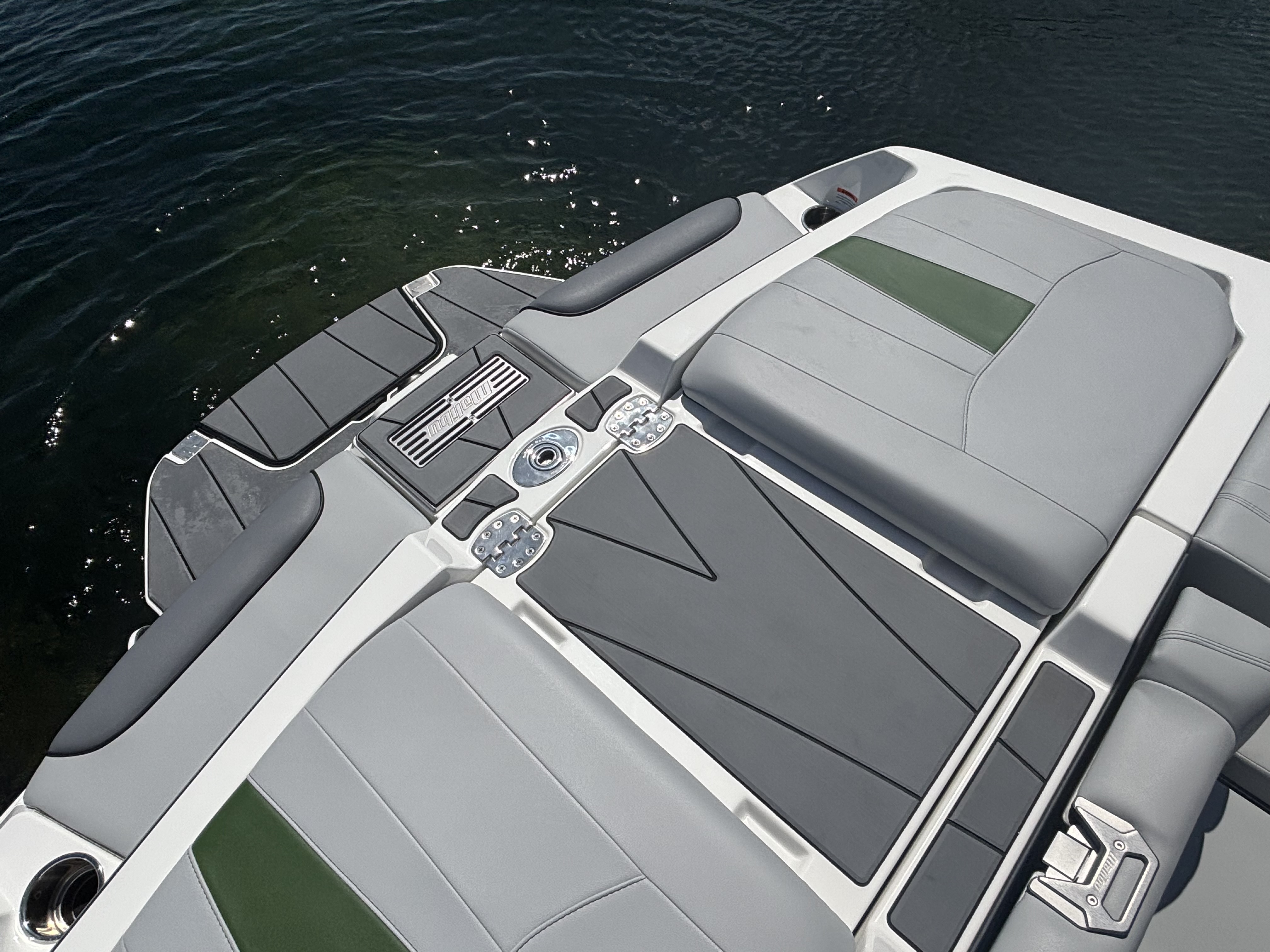 2023 Malibu 23 LSV