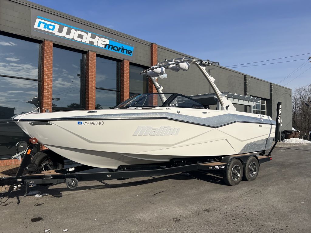 2022 Malibu Boats 25 LSV