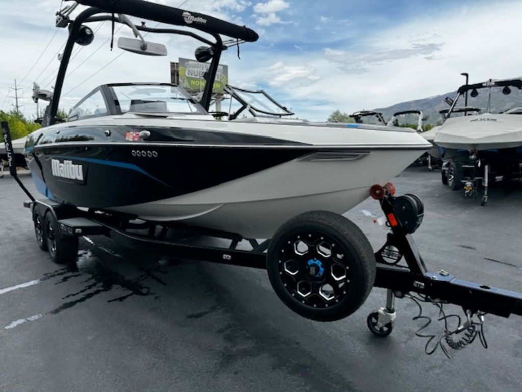 2021 Malibu Boats 23 LSV