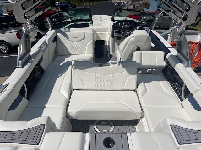 2022 Mastercraft XT22 ONLY 51 HRS!