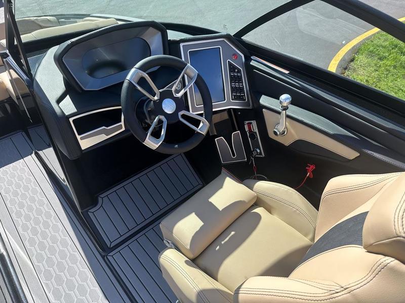 New 2024 MasterCraft XT20
