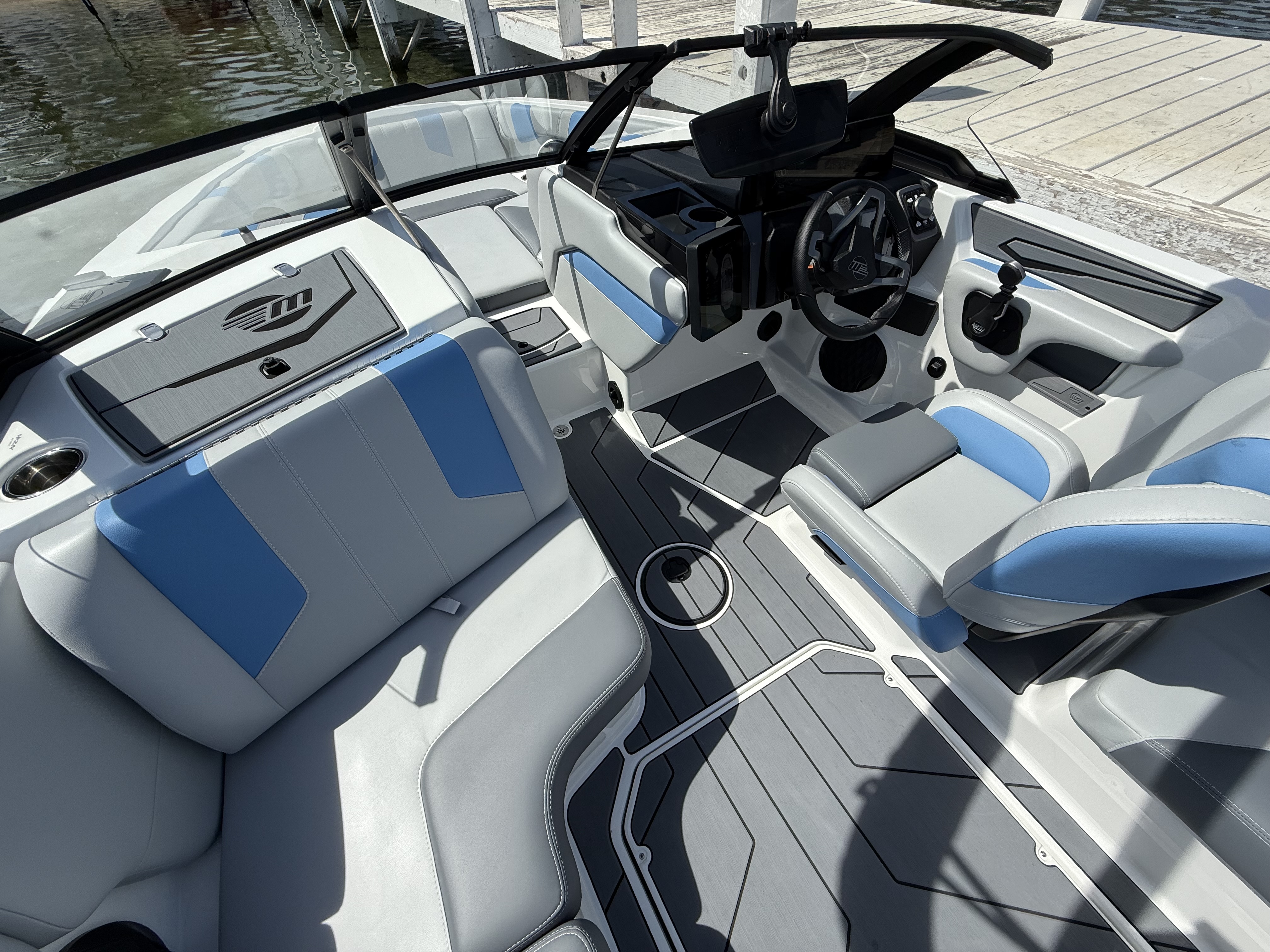 2025 Malibu 21 LX