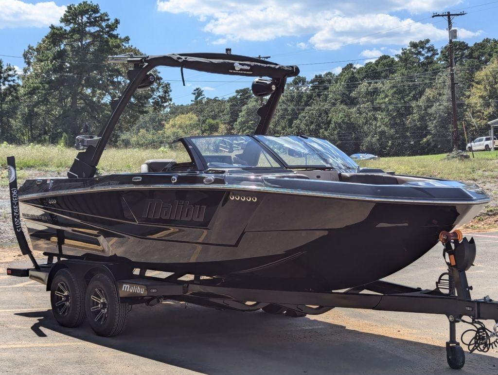2025 Malibu 21 LX