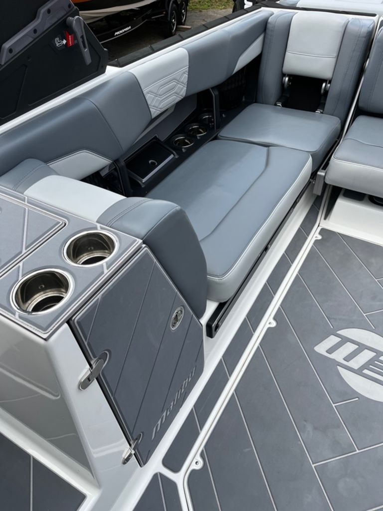 2023 Malibu Boats 25 LSV