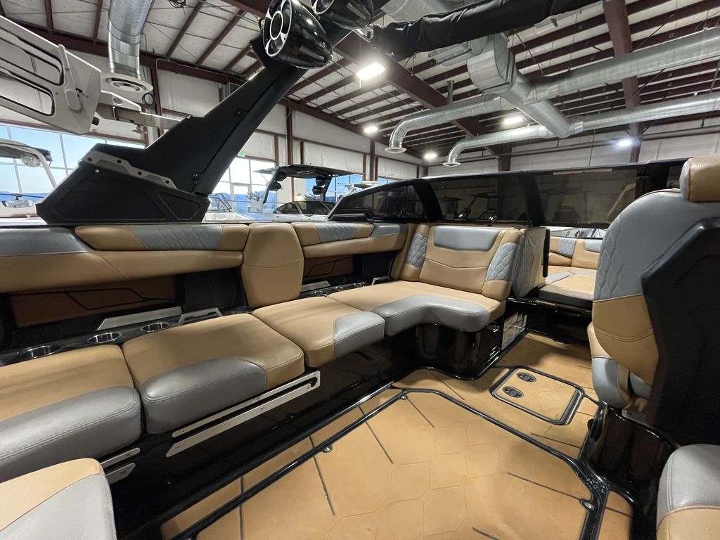 2021 Malibu Boats M220