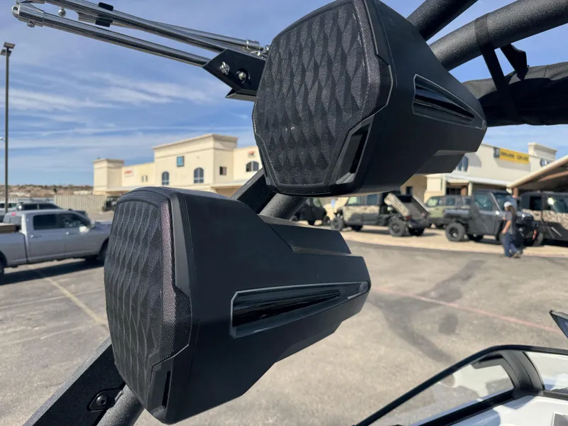 2025 Malibu 23 LSV