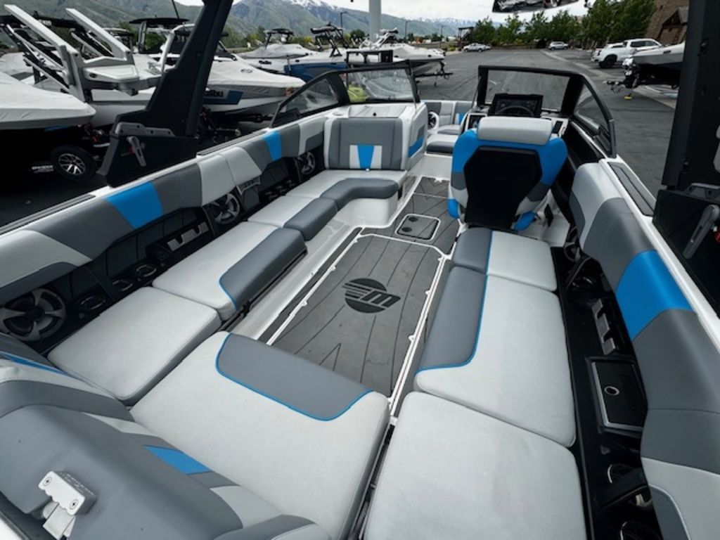 2021 Malibu Boats 23 LSV