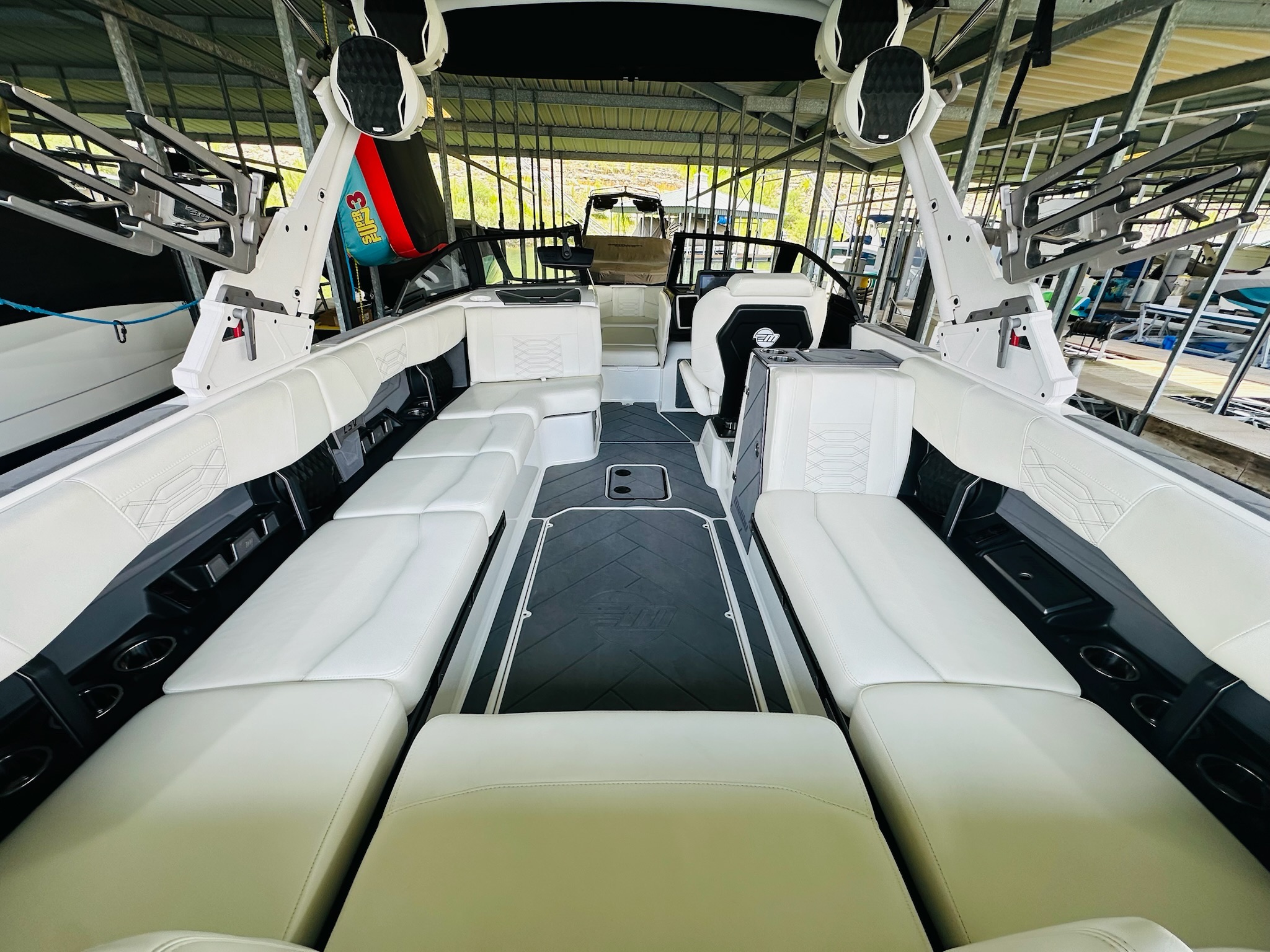 2023 Malibu Boats 25 LSV