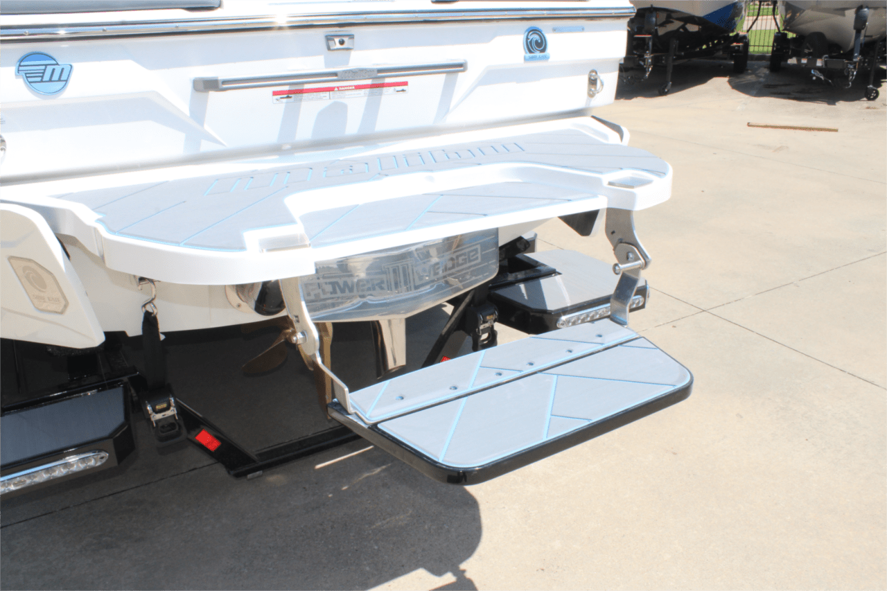 2025 Malibu 23 LSV Icon