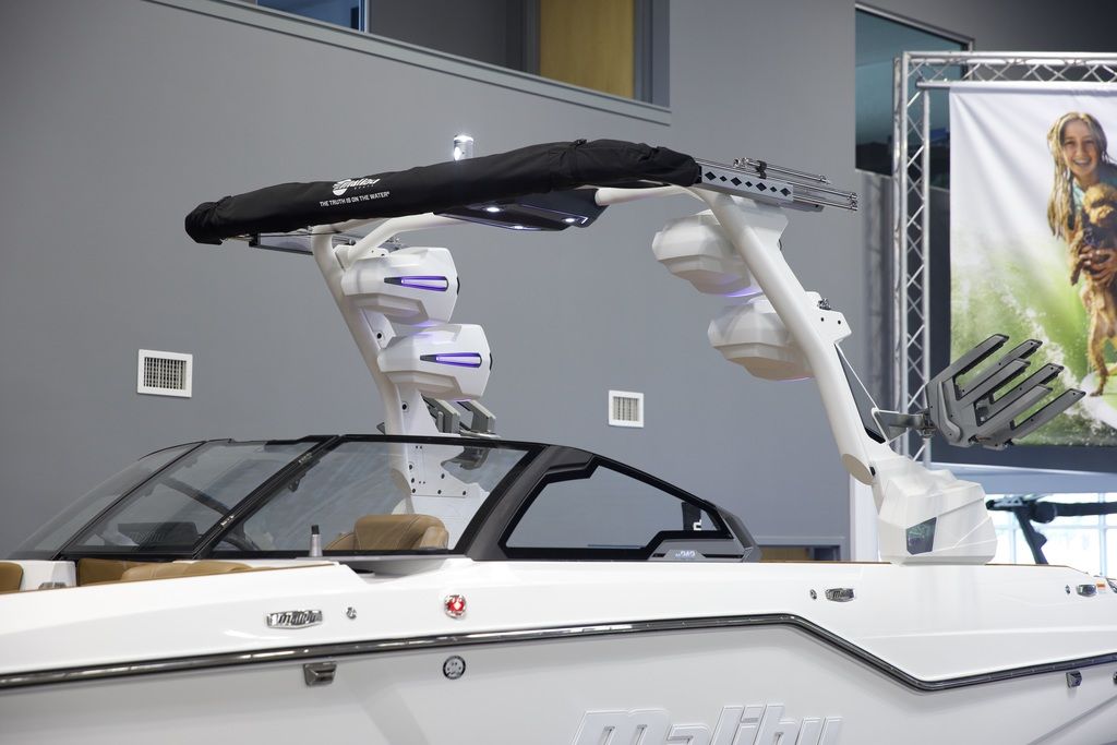 2025 Malibu Boats M242
