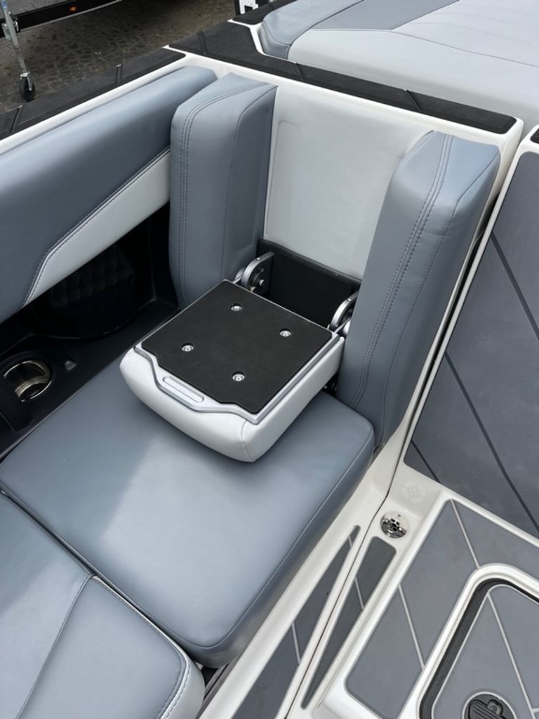 2023 Malibu Boats 25 LSV