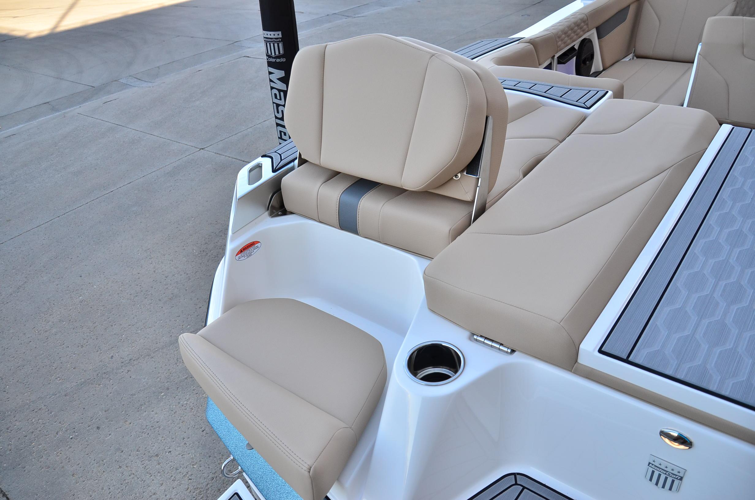 2024 MasterCraft XT25 – Loaded! Model Year End Clearance!