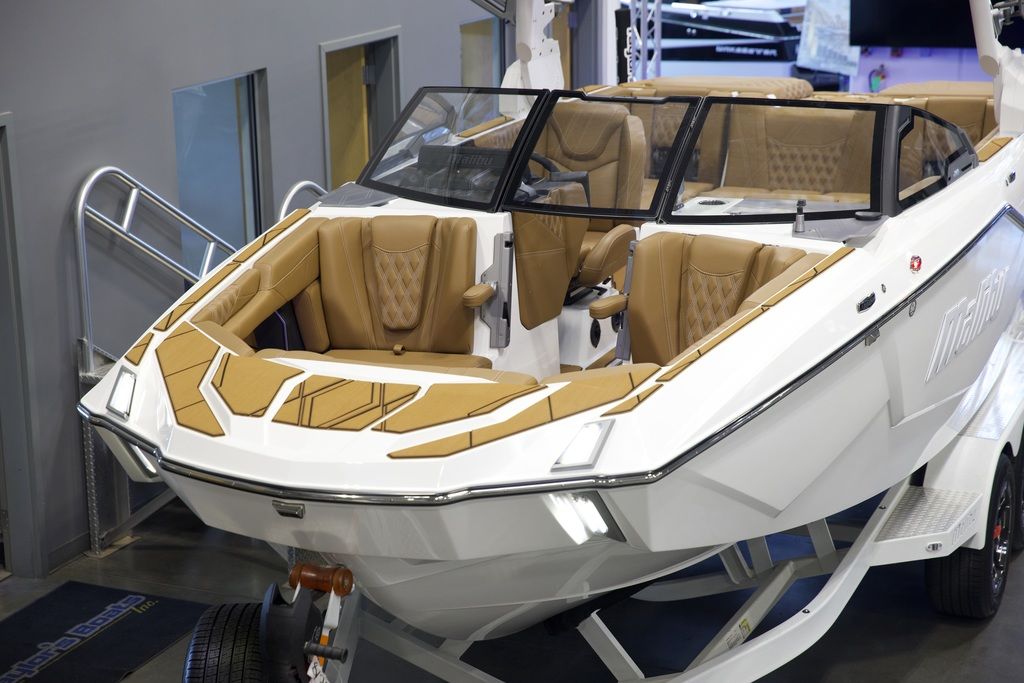 2025 Malibu Boats M242