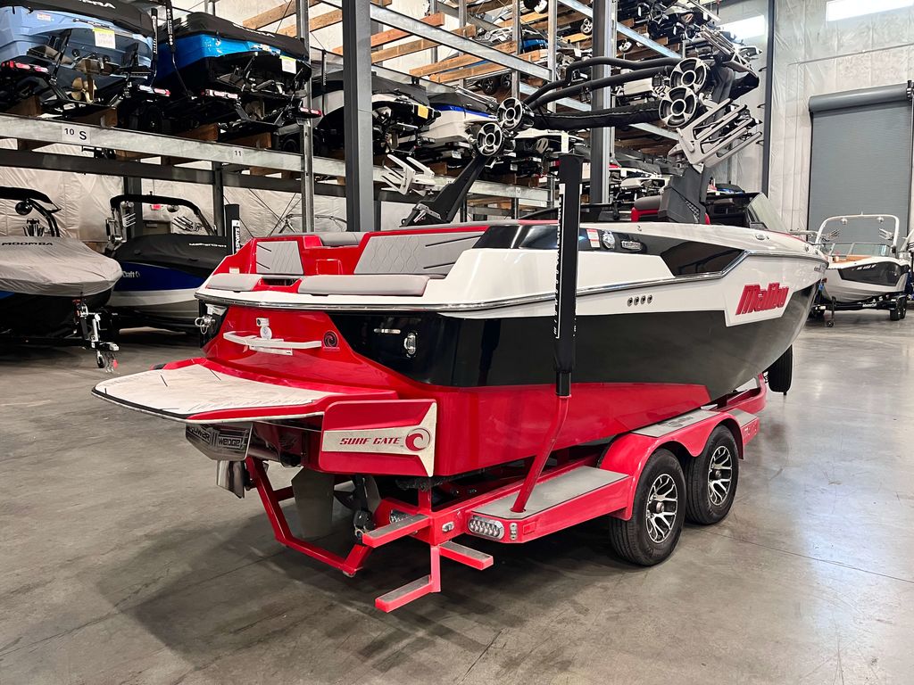2021 Malibu Boats M220