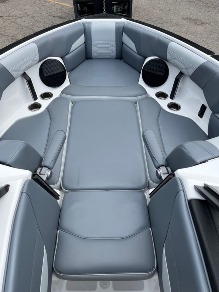 2023 Malibu Boats 25 LSV