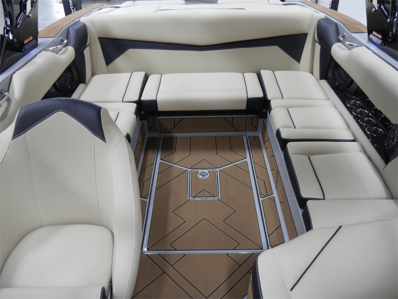 2025 Supreme S220 – Onyx Black